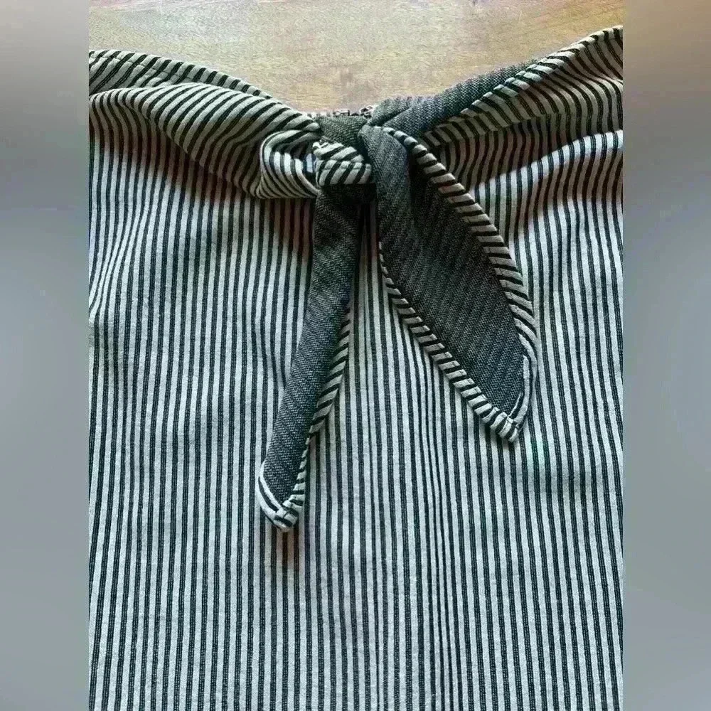 Club Monaco Striped Pencil Skirt with Tie Waist | XS | Gray White